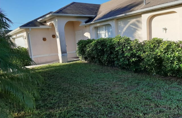 300 NW 18th Ave - 300 Northwest 18th Avenue, Cape Coral, FL 33993