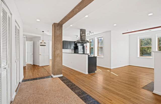 2 Bedroom Beauty in Bloomingdale! Pets Welcome! Move-in Special!