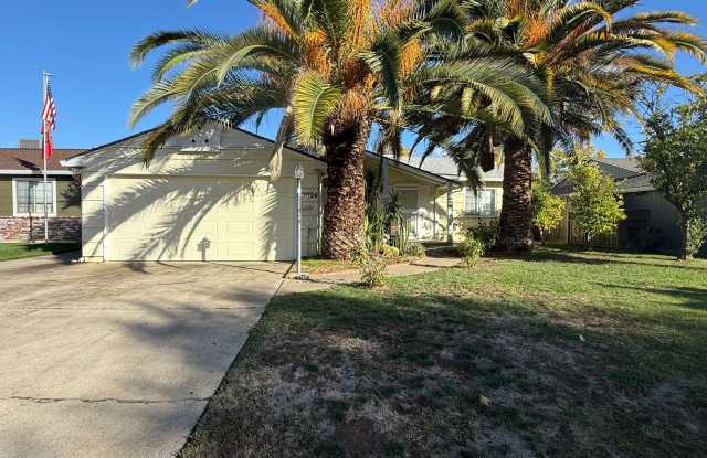 Photo of Cozy 2 bedroom 1 bathroom with pool!