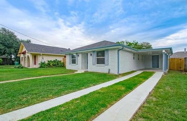 3905 N WOODLAWN Avenue