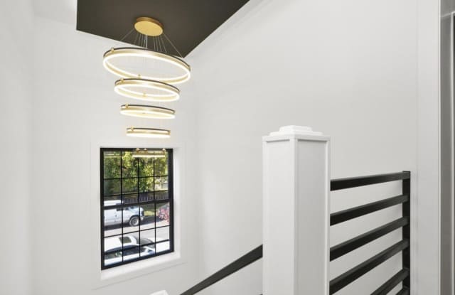 4153 N Hermitage Avenue