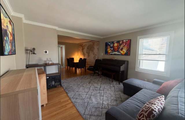 5540 N Fairview Avenue, Chicago, IL 60656