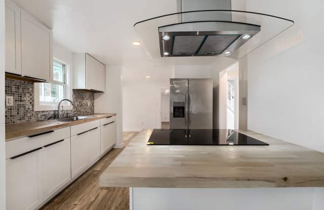 Bright & Charming 2bed/1bath + Mudroom Home in Tacoma!