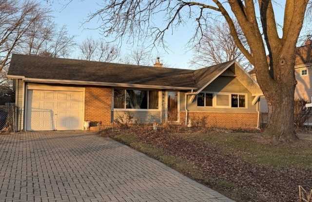 Photo of 655 W Comstock Avenue