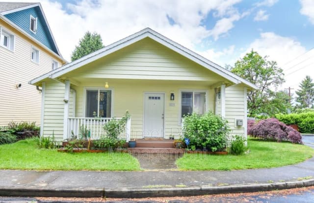 523 SE 59th Ct - 523 Southeast 59th Court, Portland, OR 97215