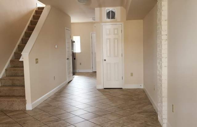 2827 W MULBERRY Street