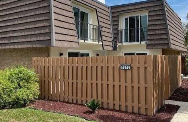 1212 Vista Oaks Circle NE