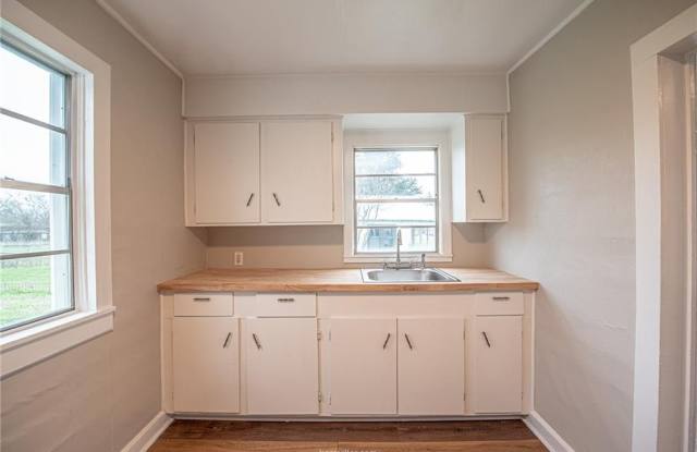 1608 West Highway 21