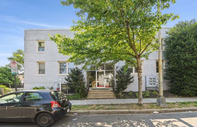 Available Now! 2 Level, 2 Bedroom Condo in Hill East!