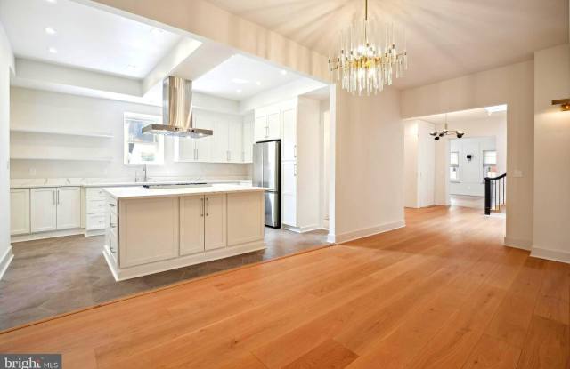 1329 CONNECTICUT Avenue NW unit: 300