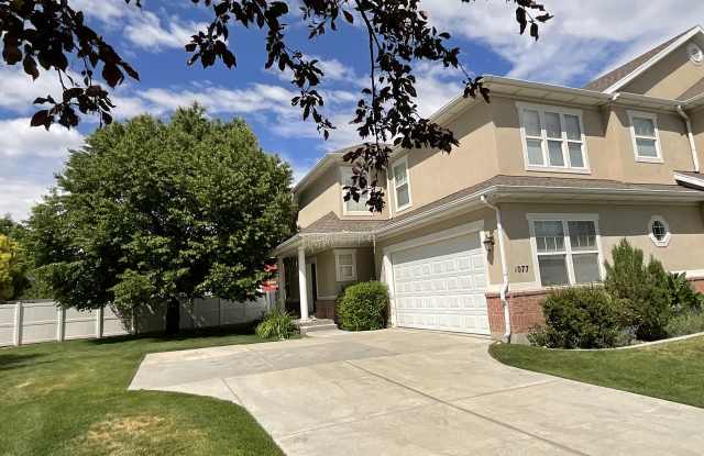 1077 E 390 N