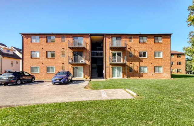 2 bed/1 bath Undergrads. On bus line. Pet Friendly.