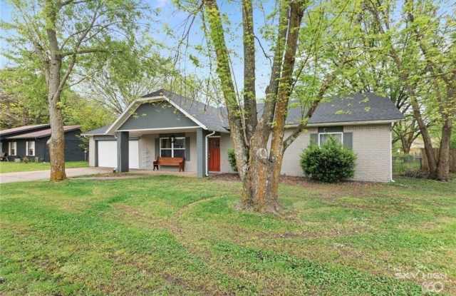 405 SW 10th Street