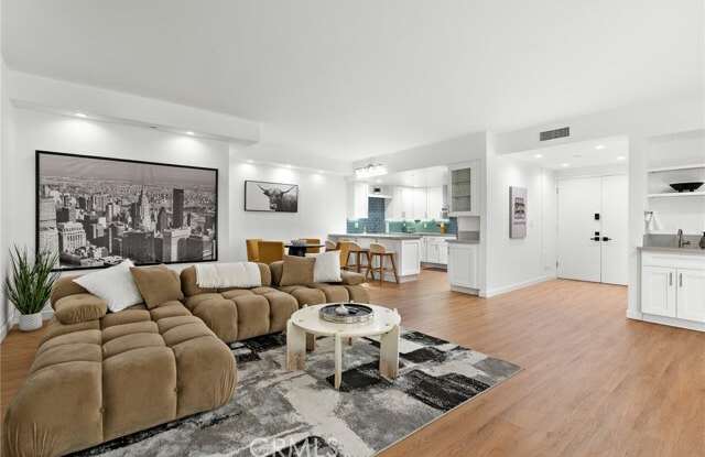 Photo of 321 San Vicente Boulevard