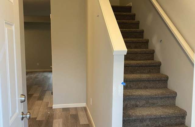 LIKE NEW End Unit Kalama Townhouse for Rent - 195 Cloverdale Rd Unit H