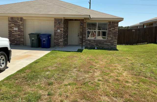 Photo of Charming 3 bedroom 2 bath duplex in desirable location!!