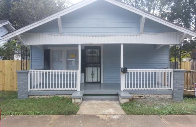 Large 4 bedroom 2 bathroom with huge privacy fenced back yard
