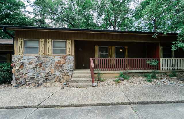 Charming 3 bedroom, 2 bathroom located in the picturesque Hot Springs Village, nearby the Coronado Center!!