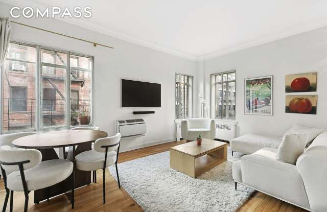 Photo of 32 Downing Street