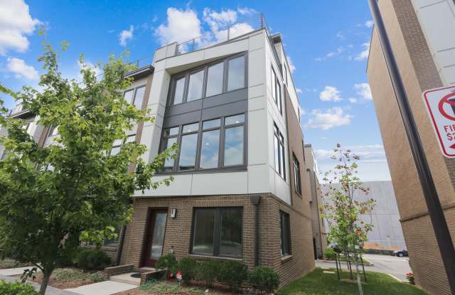 Luxury END-UNIT garage townhouse - 4BD/4.5BA!