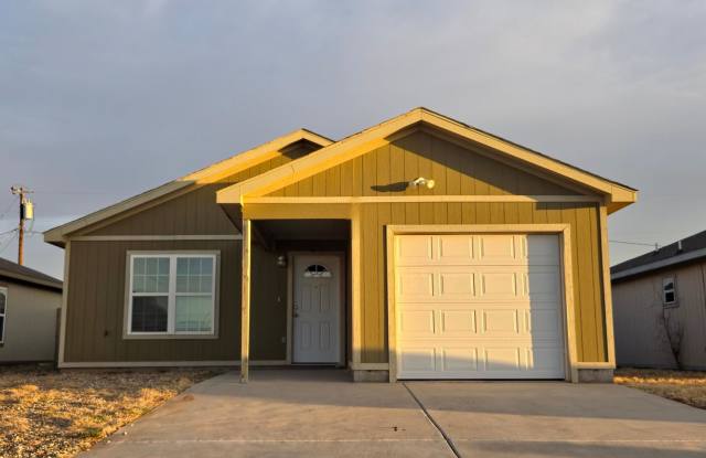 PRE-LEASE SPECIAL: Cozy 3-Bedroom, 2-Bathroom Home with Garage in East Lubbock