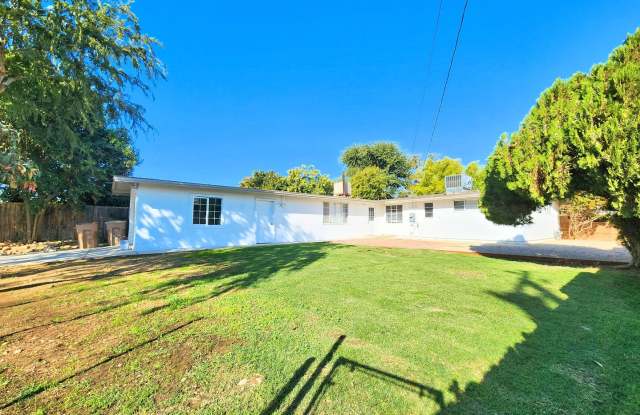 Charming 4-Bedroom Home Near Bakersfield College with Recent Updates