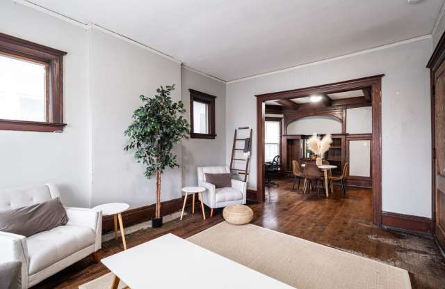 2943 N. Maryland Ave, 4Bdrm Upper Flat Near UWM Campus