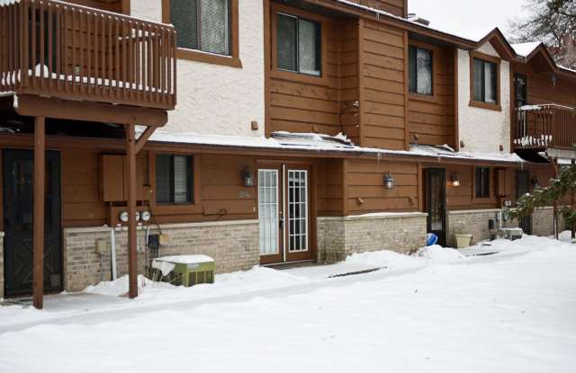 Beautiful 2-Bed, 2-Bath Townhome in Coon Rapids