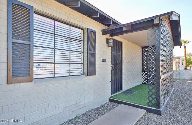 2221 W CLARENDON Avenue