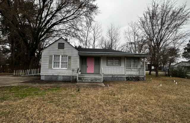 Southern Hills Cozy 2-Bedroom Rental with Spacious Lot!
