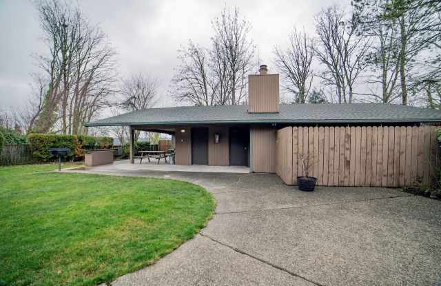 Quiet Top Floor 1 Bedroom Condo in Gated Tukwila Community