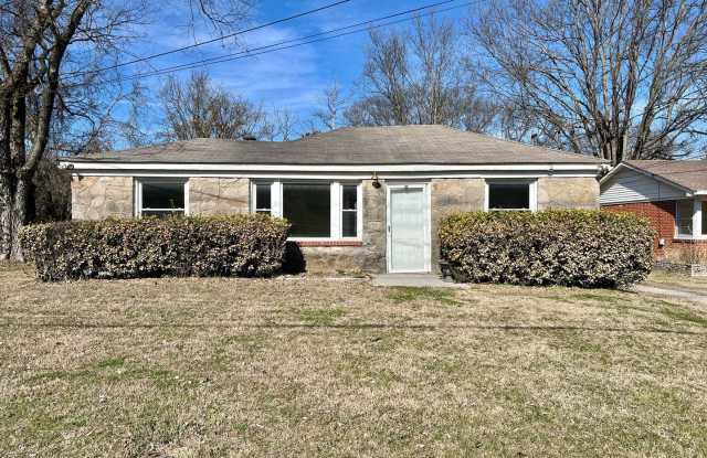 2 Bed, 2 Bath Single Level Home Near Downtown Franklin - 1716 West Main Street, Franklin, TN 37064