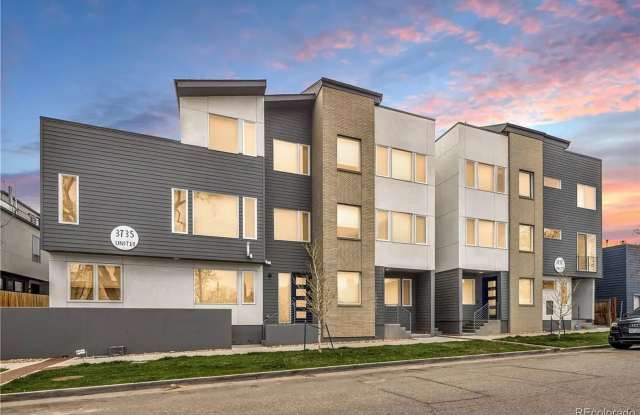 Photo of Charming 2BR Townhome in Denver