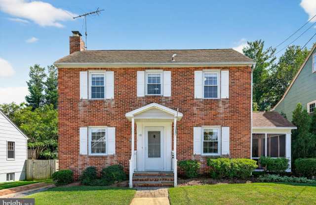 10 CONSTITUTION Avenue