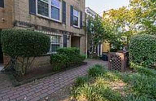 1115 G St Se