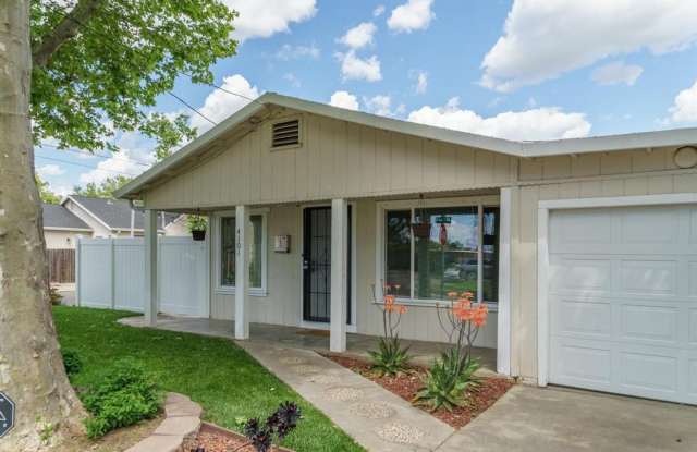 Beautiful Two Bedroom Two Bathroom Home - 4101 32nd Street, Sacramento, CA 95820