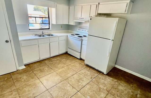 SPACIOUS 3BR/1.5BA Lakeland Duplex! Convenient Location! NO APPLICATION FEE!