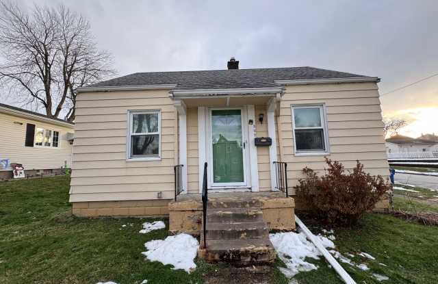 Photo of 2 bedroom Moline house with garage!