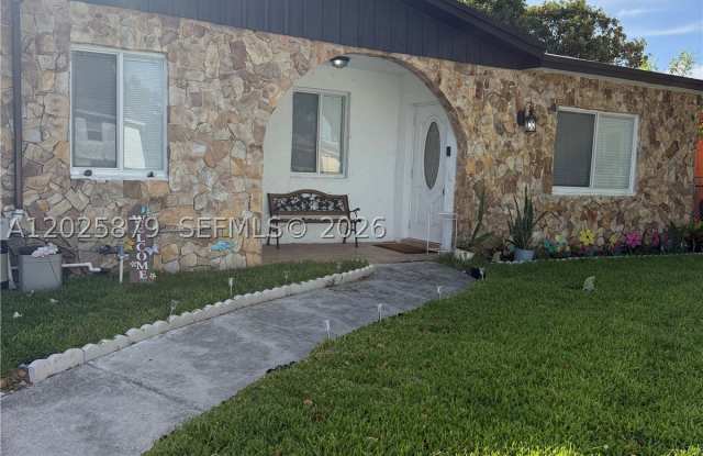 1816 NW 25th Ter