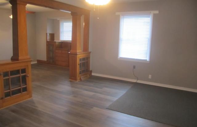822 LINCOLN HWY E Street