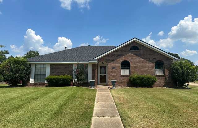 Beautiful South Bossier Home with Sunroom!