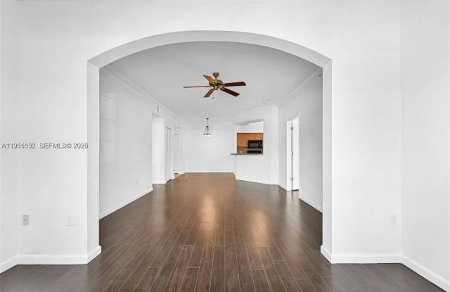 2101 E Myrtlewood Cir E