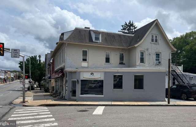 1050 W LANCASTER Avenue