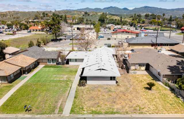 HALF OFF 1ST MONTH RENT- 2 Bedroom/ 2 bathroom condo (Front Unit)