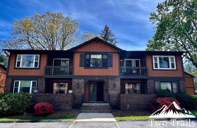 CHARMING UPSTAIRS CONDO IN HENDERSONVILLE