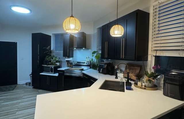 9121 S Mackinaw Avenue