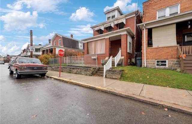 Bright and Roomy 6-Bedroom in McKees Rocks with Garage