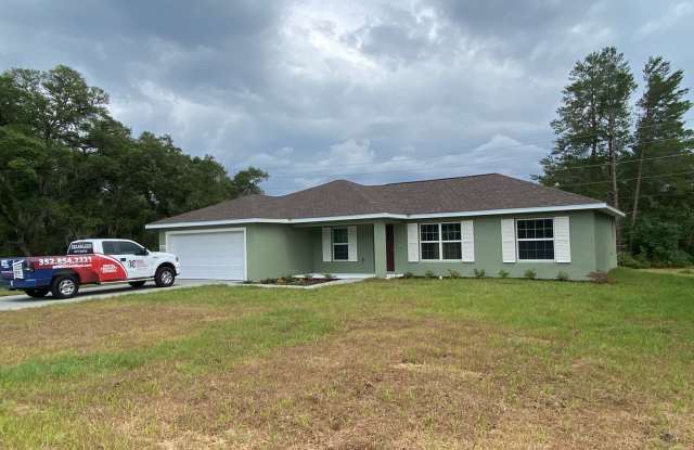 Desirable SW Ocala Neighborhood 4/2/2 *WON'T LAST*