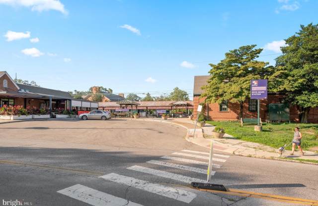 836 W LANCASTER Avenue