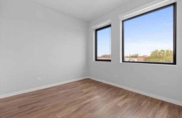 Photo of 1900 W Lawrence Avenue